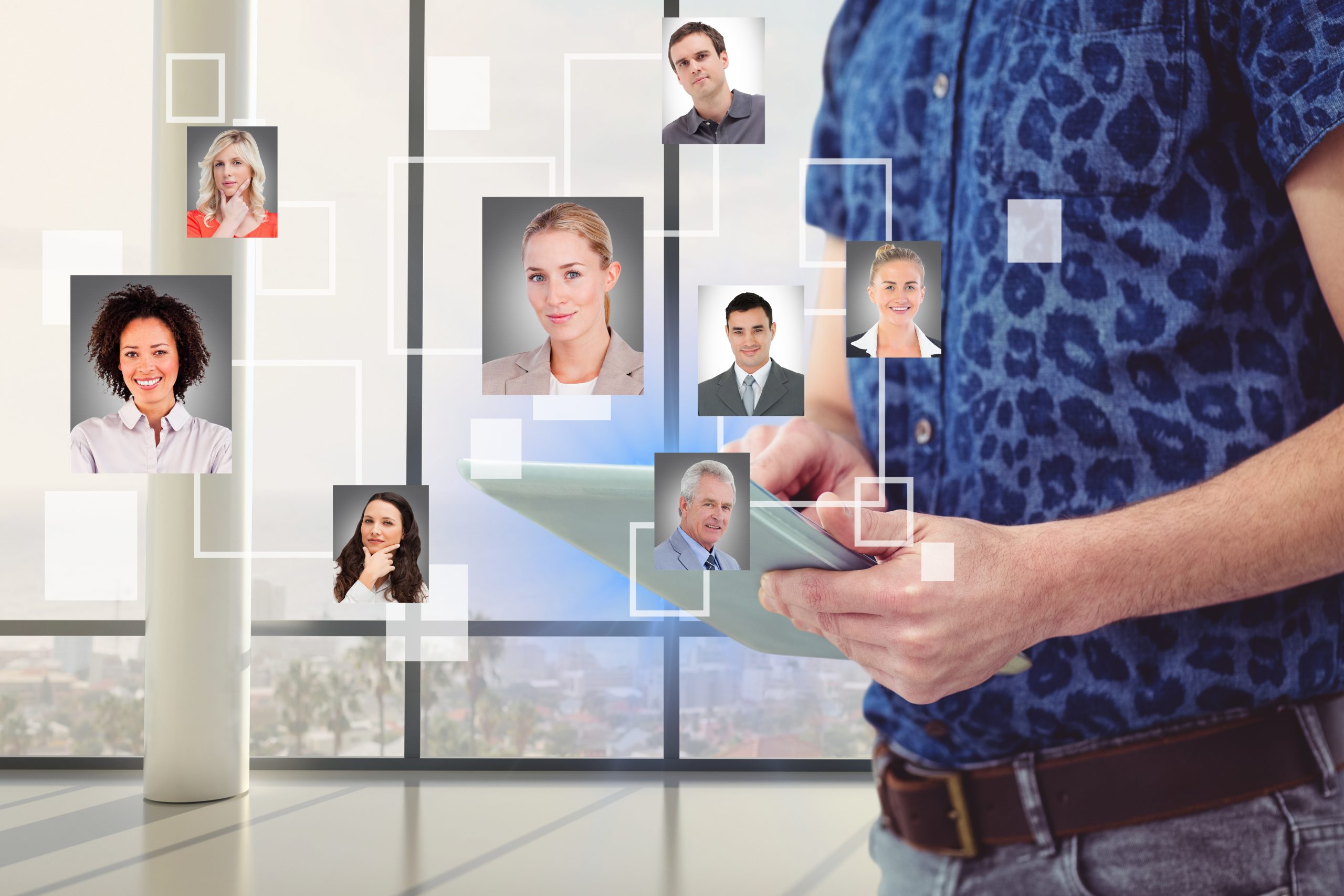 empresario usando una aplicacion para contactar con sus companeros scaled